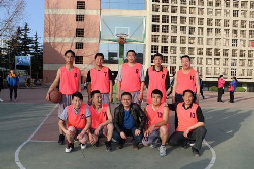 后勤工会代表队勇夺2017年“春雨杯”教职工篮球比赛冠军